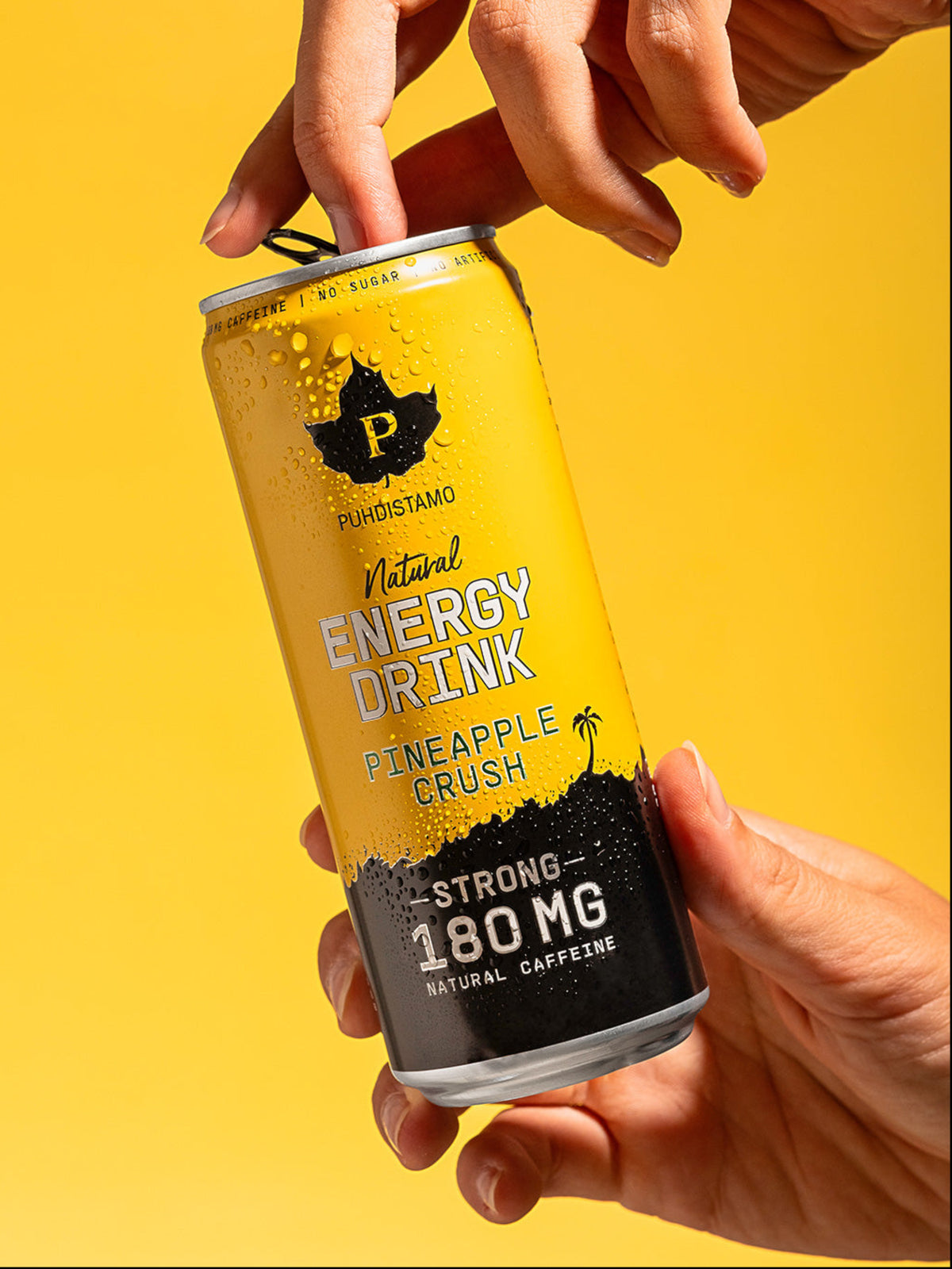 Nainen avaamassa Natural Energy Drink Pineapple Crush tölkkiä