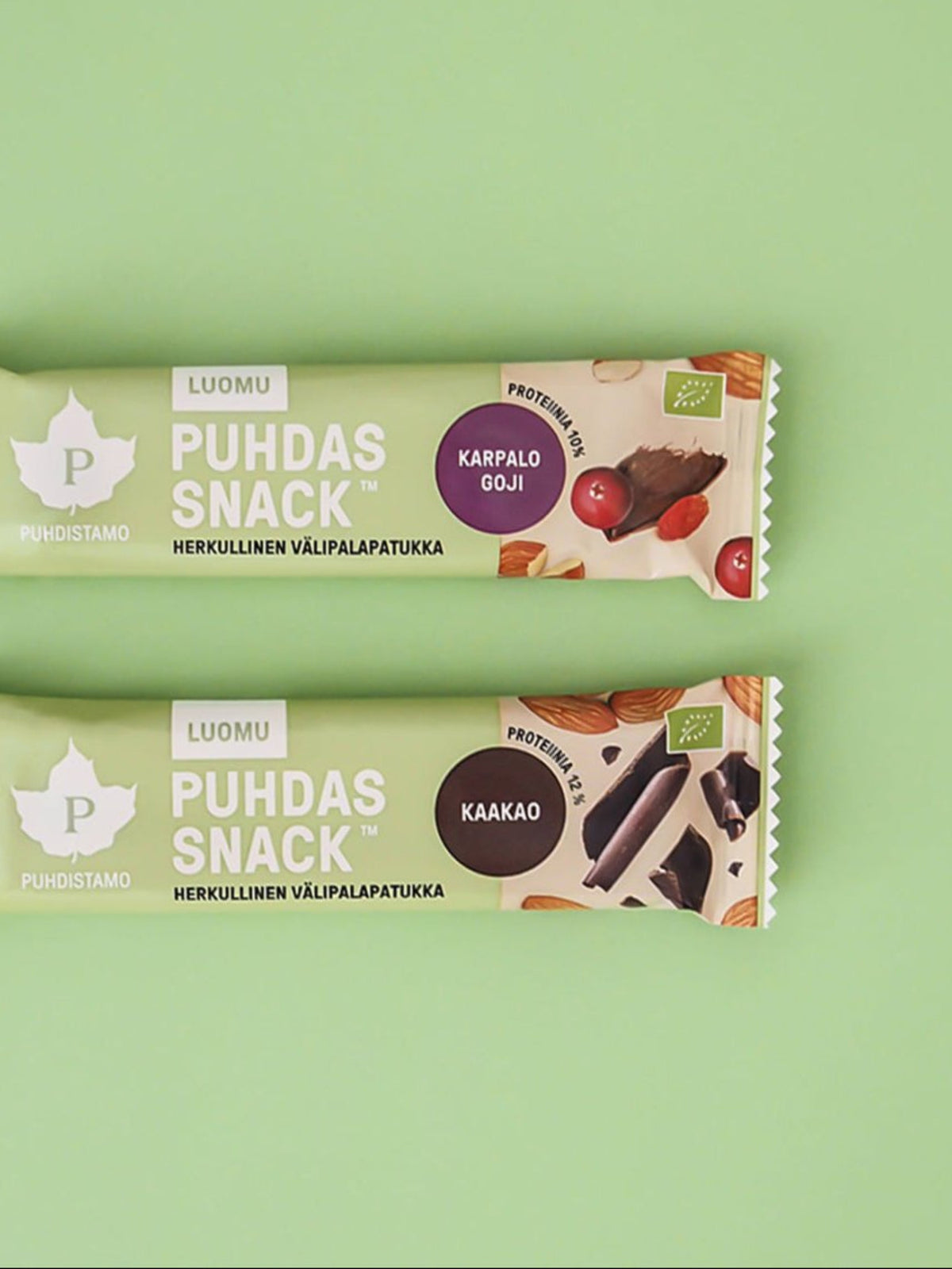 Puhdistamon Puhdas Snack™ - Kaakao ja Karpalo Goji -patukat vihreällä taustalla