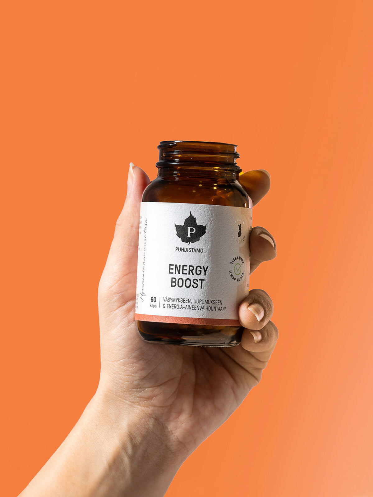 Nainen pitelee kädessään Puhdistamon Energy Boost -purkkia