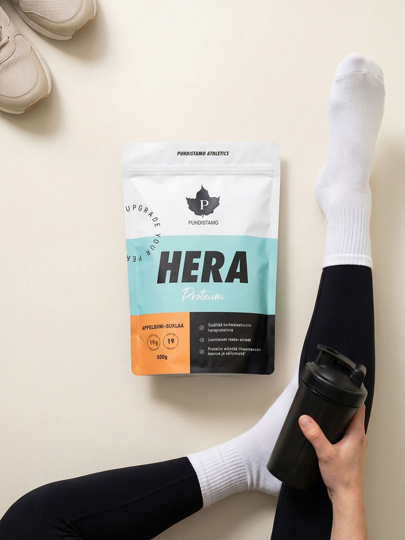 Nainen salilla shaker kädessä ja Puhdistamon Heraproteiini Appelsiini-suklaa