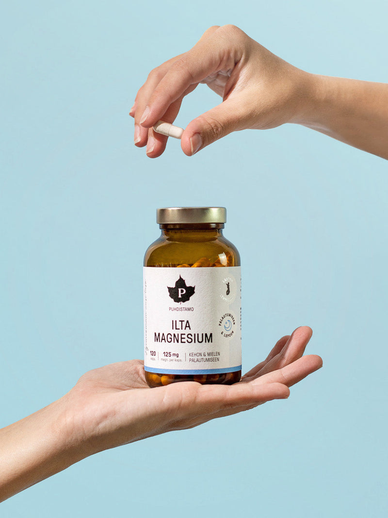 Nainen pitelee käsissään Puhdistamon Ilta Magnesium purkkia ja kapseleita