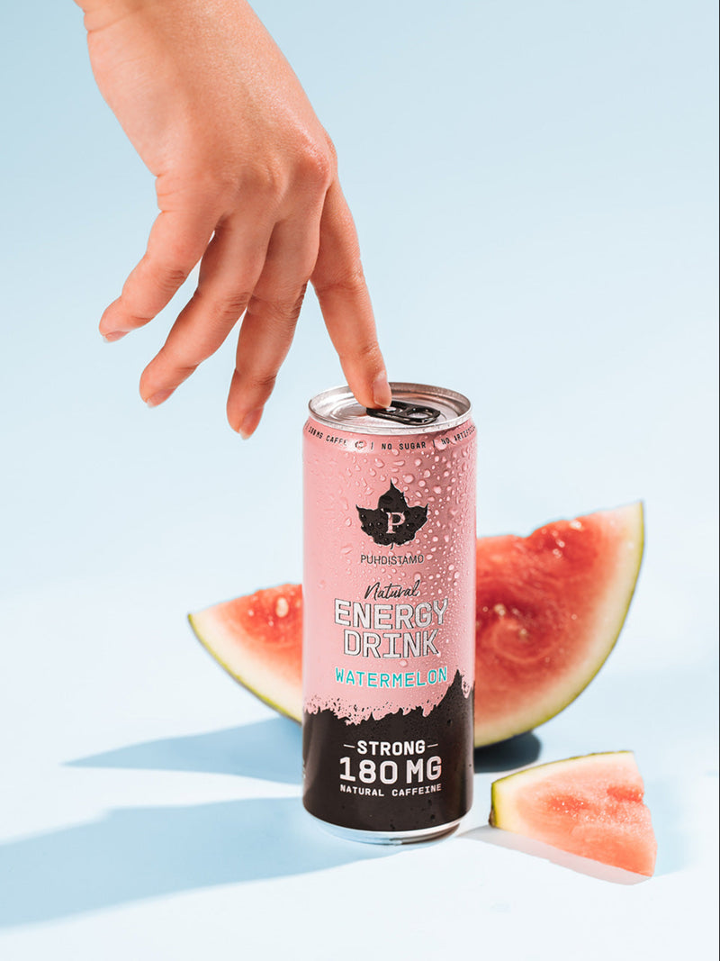 Nainen kurottaa kohti Puhdistamon Natural Energy Drink Watermelon tölkkiä vesimeloni taustalla