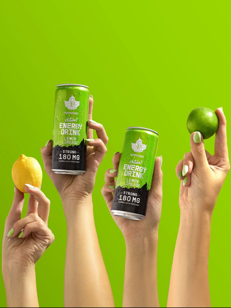 Neljä kättä pitelee Puhdistamon Natural Energy Drink Lemon Limeadea, sekä limeä ja sitruunaa