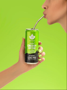 Nainen juo metallipillillä Puhdistamon Natural Energy Drink Lemon Limeadea