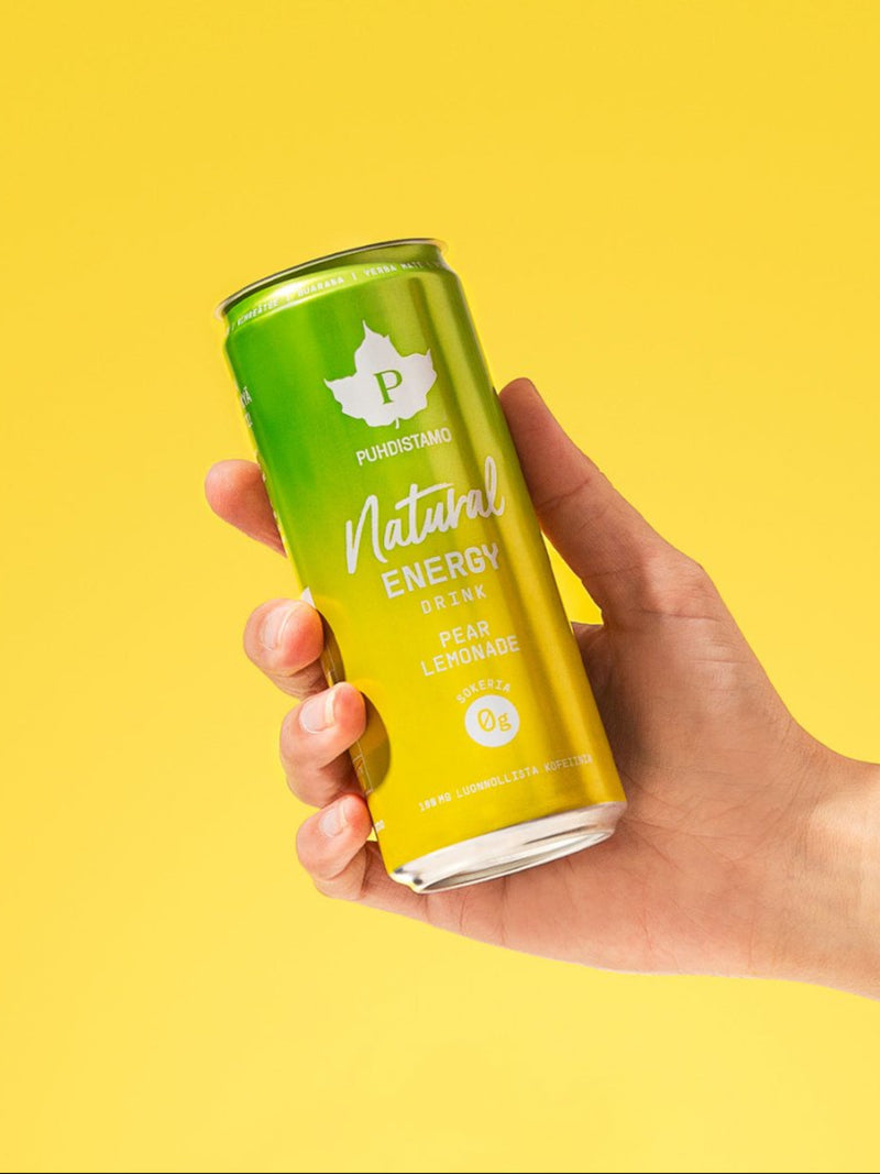 Käsi pitää kädessään Puhdistamon Natural Energy Drink Pear Lemonadea