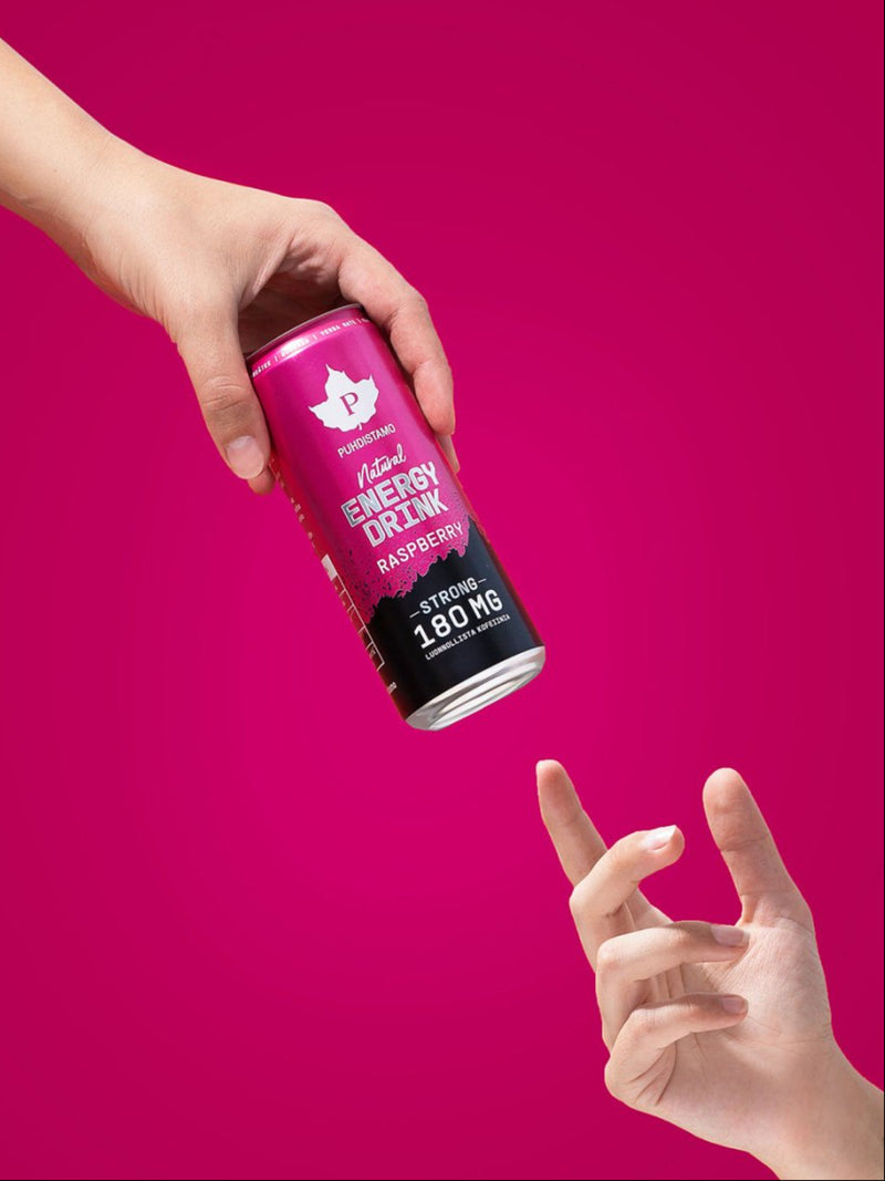 Käsi kurottaa kohti Puhdistamon Natural Energy Drink Raspberry Strong tölkkiä