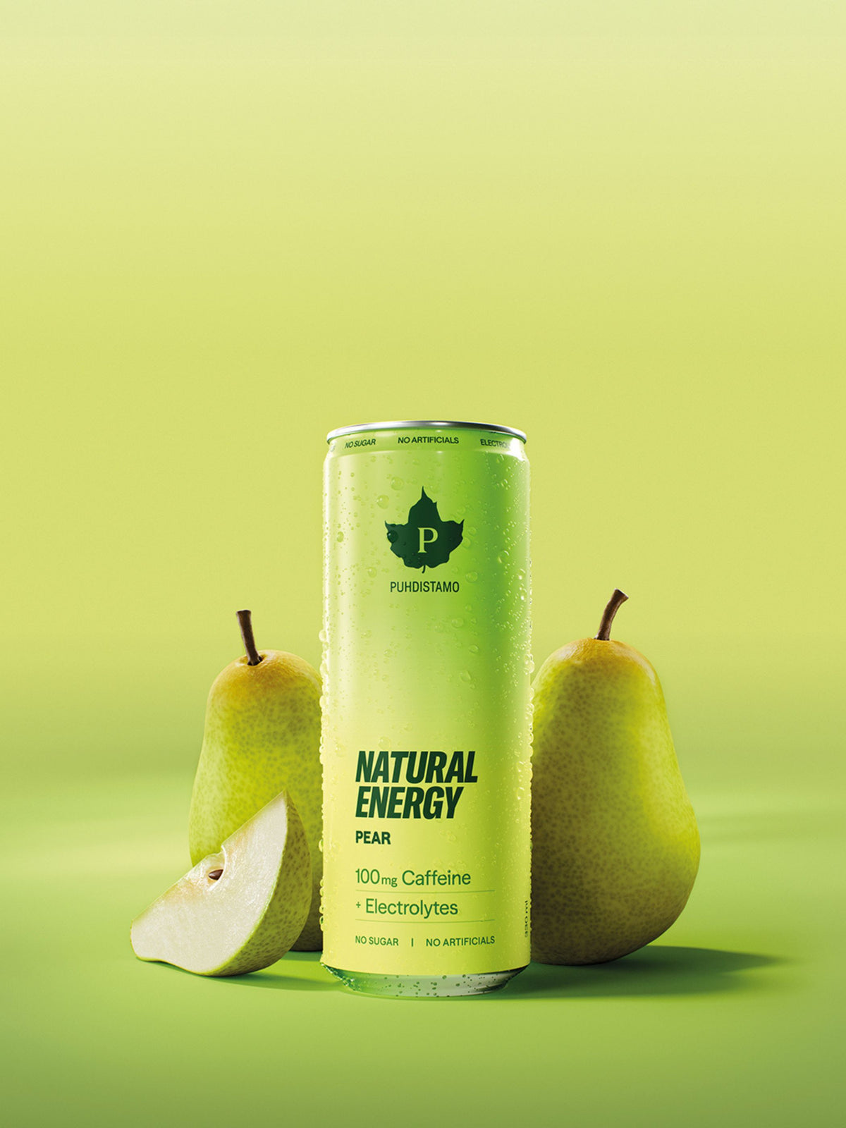 Puhdistamon Natural Energy + Electrolytes Pear tölkki päärynöiden edessä