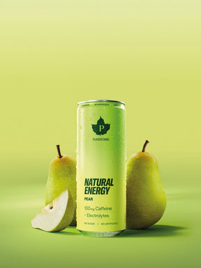 Puhdistamon Natural Energy + Electrolytes Pear tölkki päärynöiden edessä