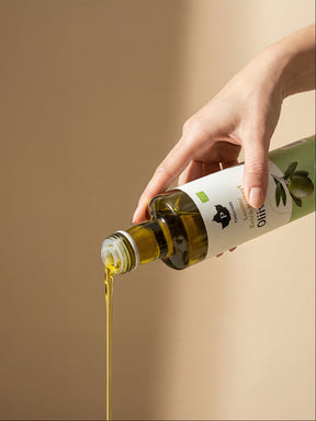 Nainen kaataa Puhdistamon Oliiviöljyä