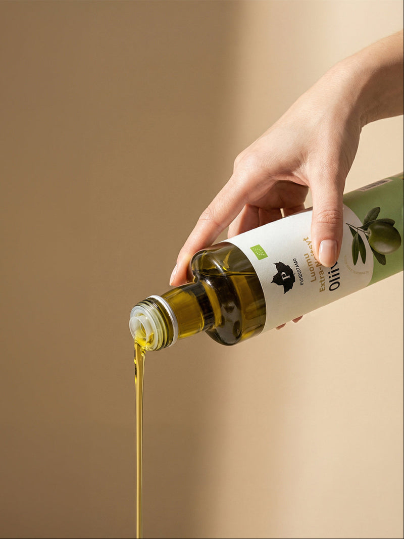 Nainen kaataa Puhdistamon Oliiviöljyä