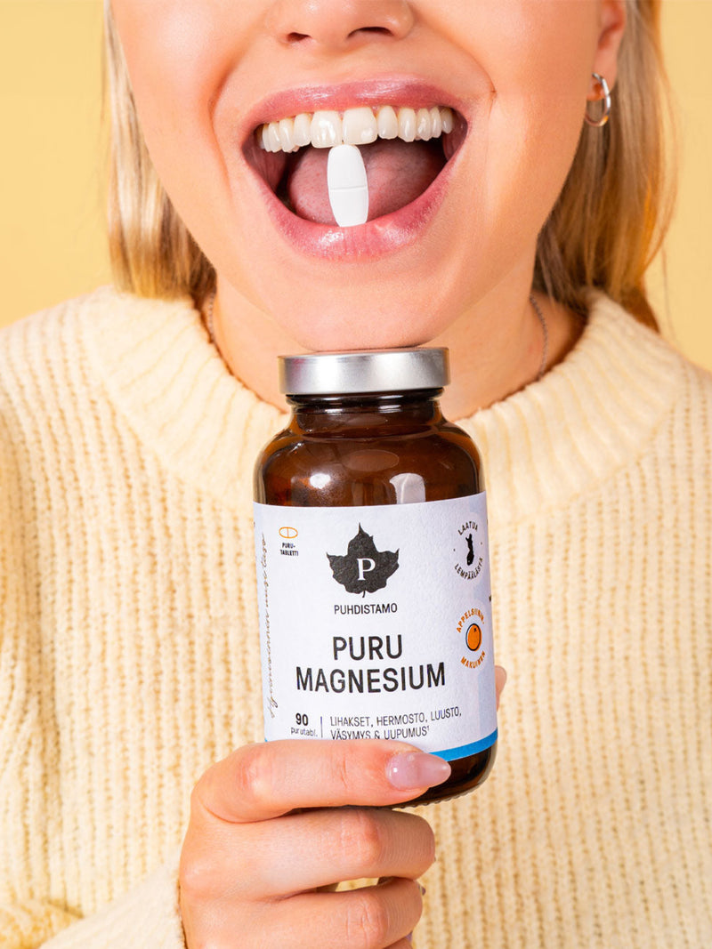 Naisen suussa Puhdistamon Puru Magnesium kapseli