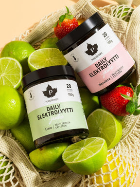 Puhdistamon Daily Elektrolyyttijauhe Lime  ja Mansikka -purkit hedelmäpussissa