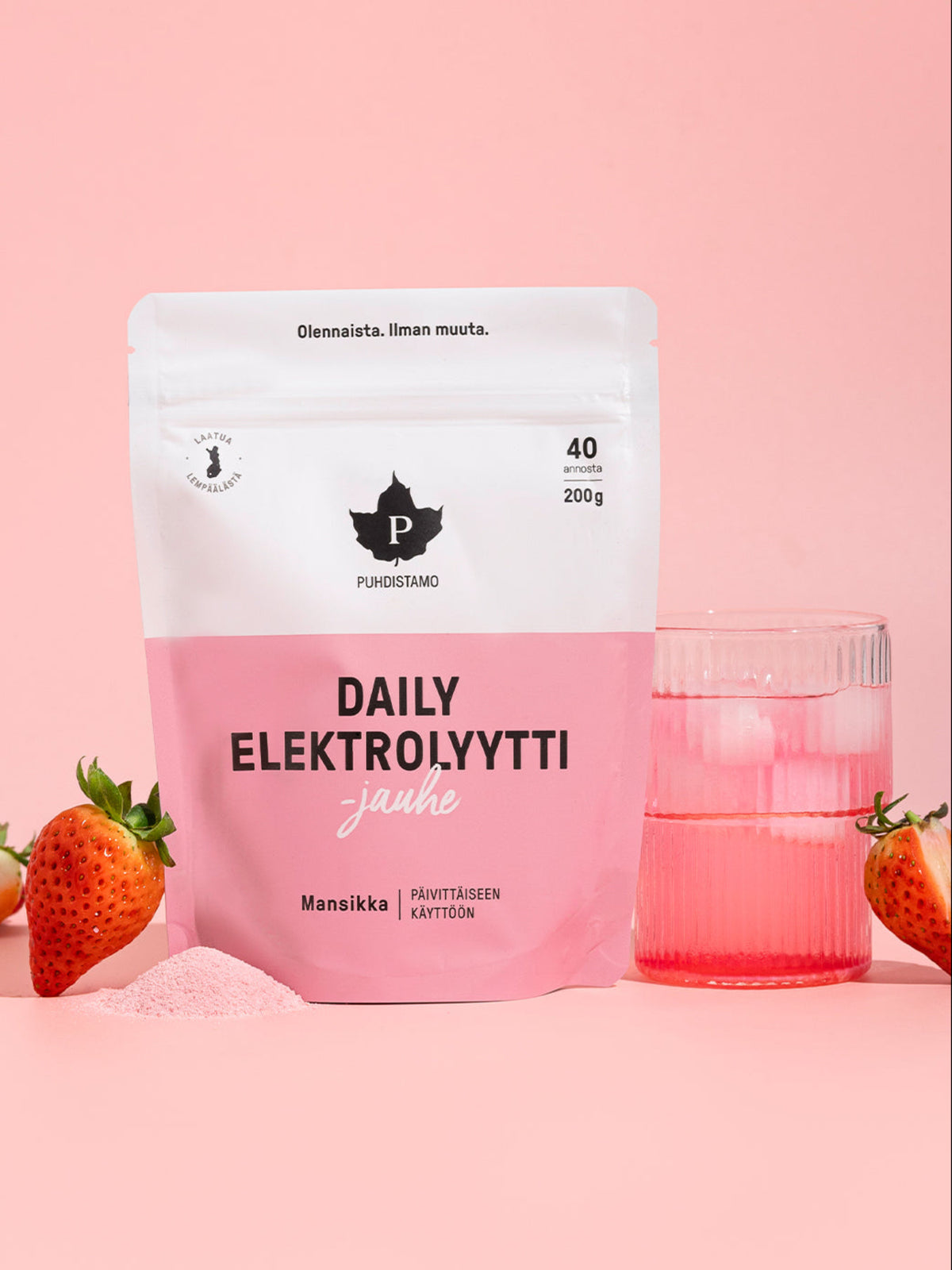 Puhdistamon Daily Elektrolyyttijauhepussi ja lasi jäillä