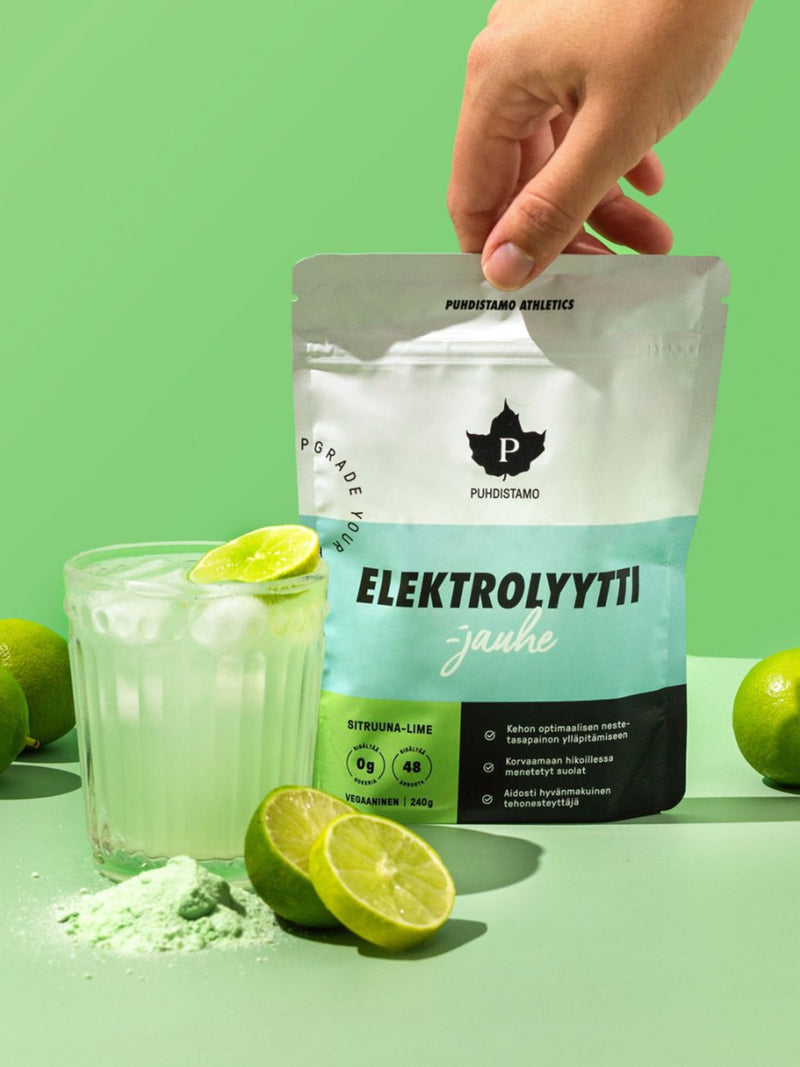 Nainen laittaa pöydälle Puhdistamon Elektrolyyttijauhepussin maussa Sitruuna-lime