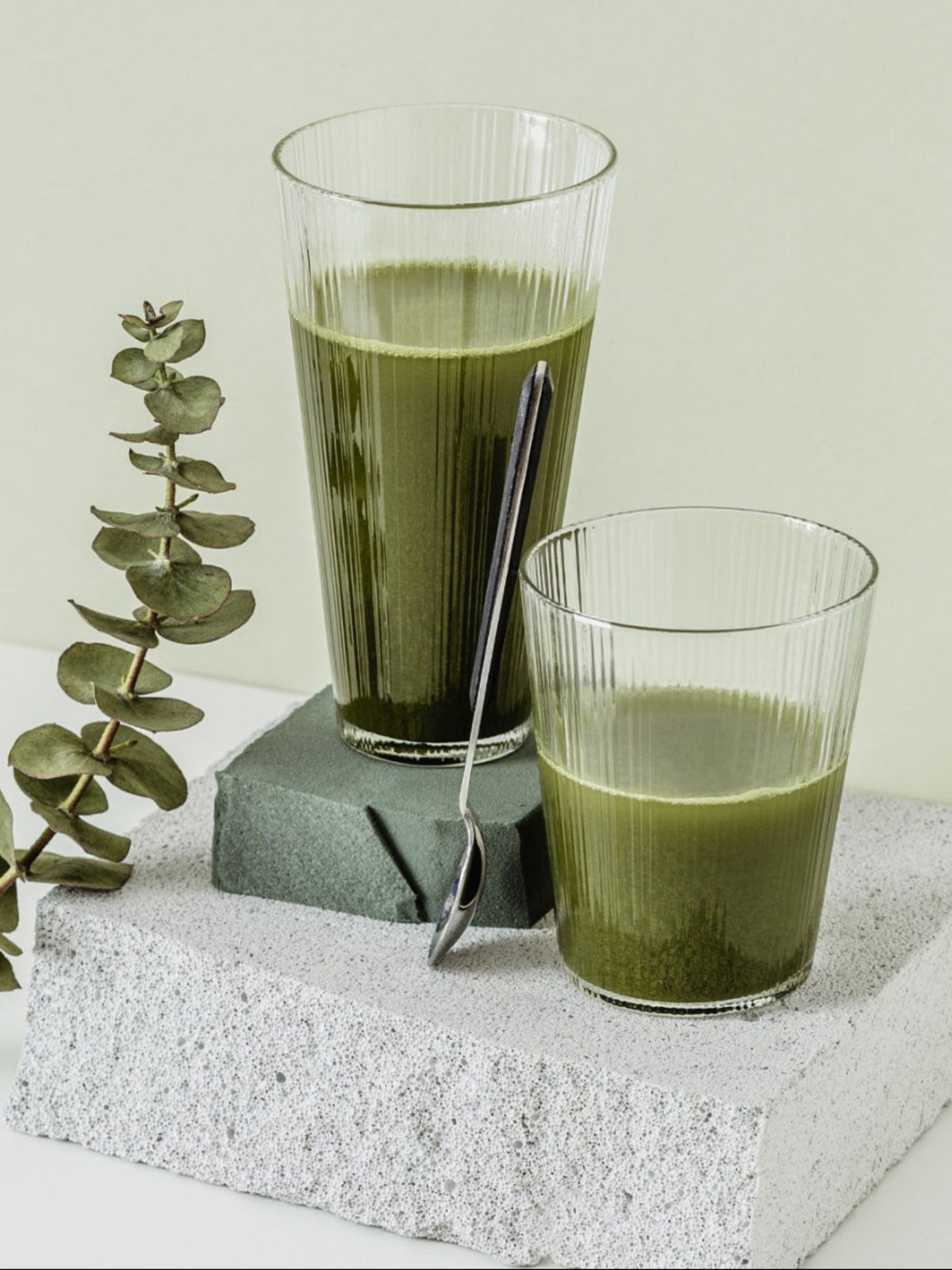 Premium Viherjauhe vesilasissa