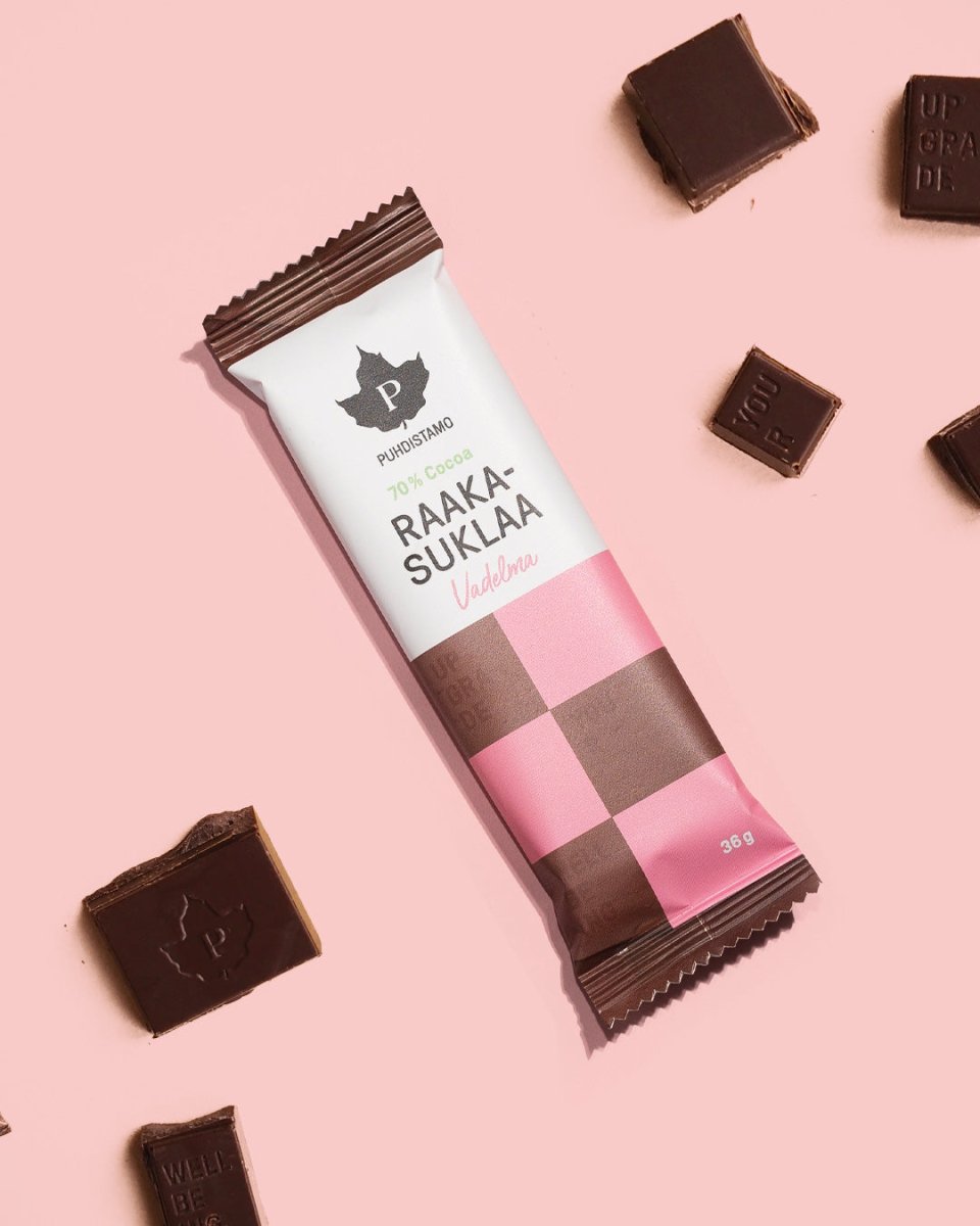 Puhdistamon Raakasuklaa Vadelma vaaleanpunaista taustaa vasten