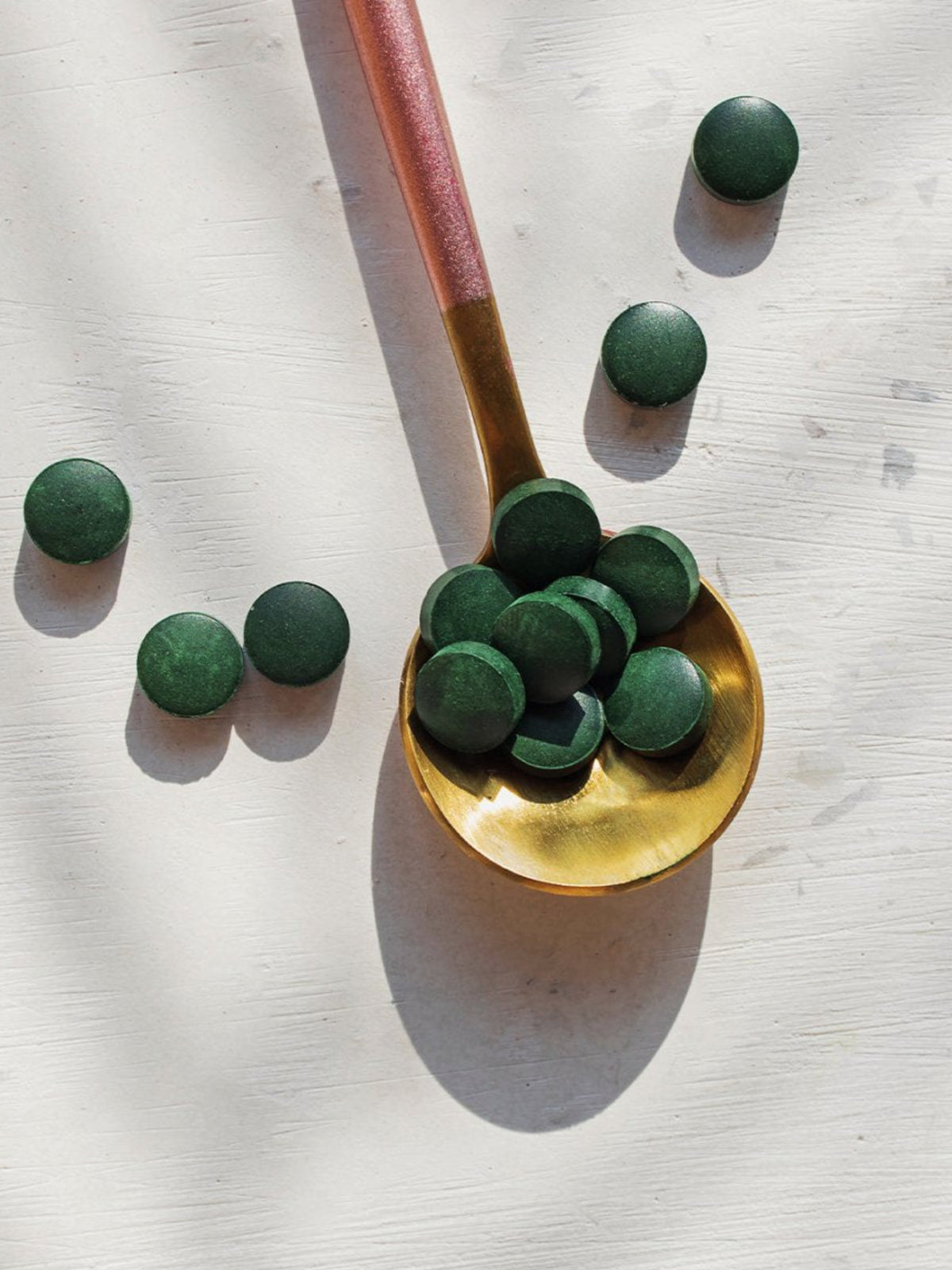 Spirulinatabletteja lusikan päällä