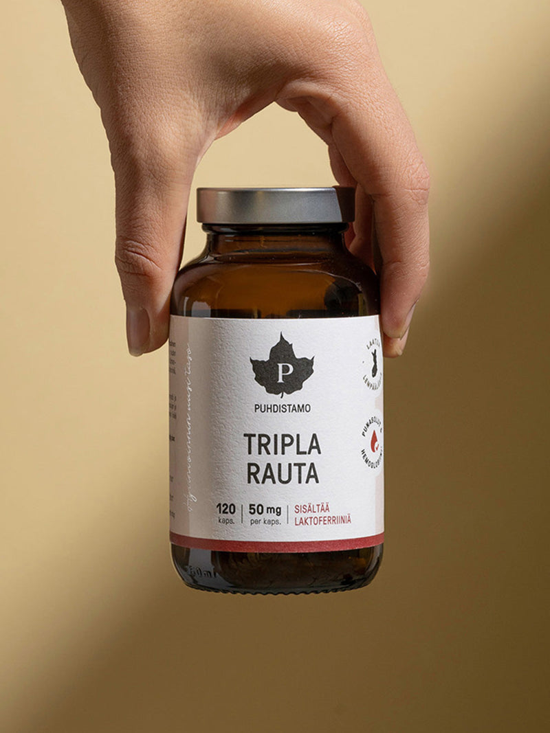 Puhdistamon Tripla Rauta Purkki naisen kädessä beigeä taustaa vasten