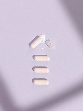 Puhdistamon Vahva Maitohappobakteeri kapseleita, josta yksi on auki