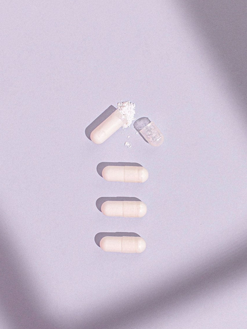 Puhdistamon Vahva Maitohappobakteeri kapseleita, josta yksi on auki