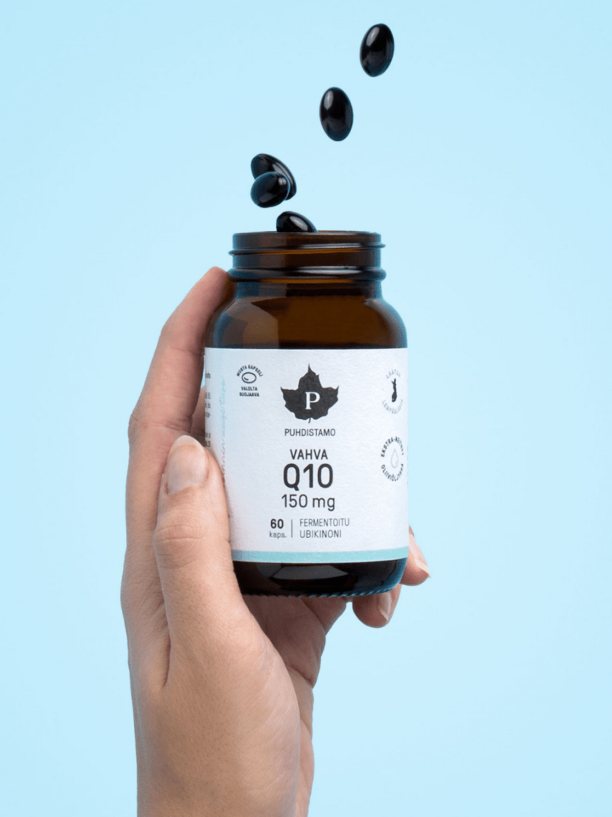 Nainen pitää kädessään Puhdistamon Vahva Q10 Ubikinoni 60 kapselin purkkia